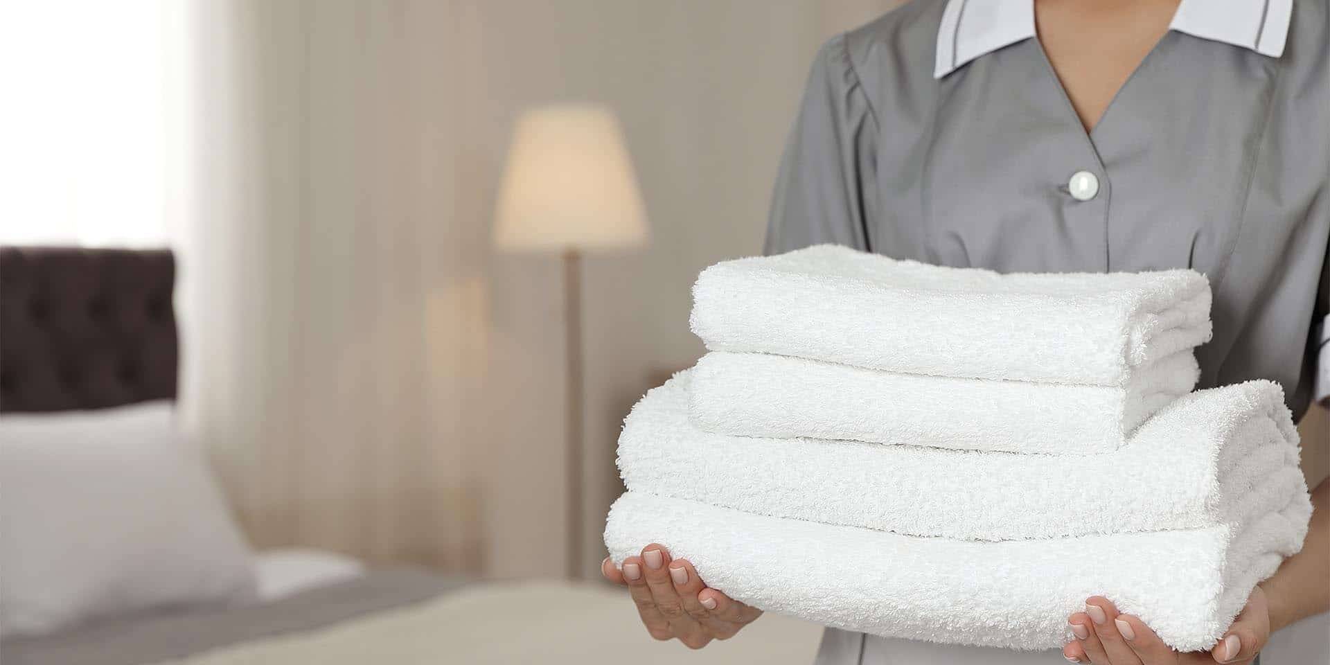 domestica segurando toalhas