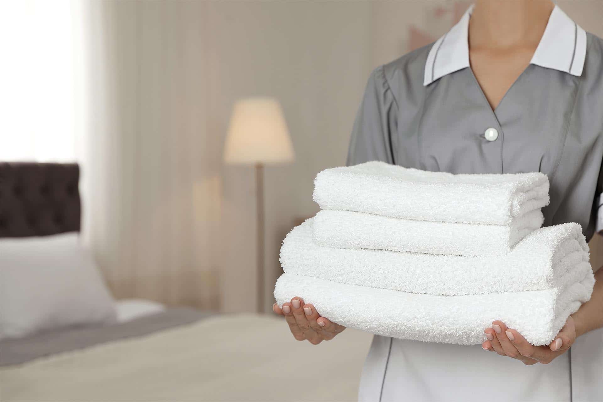 domestica segurando toalhas